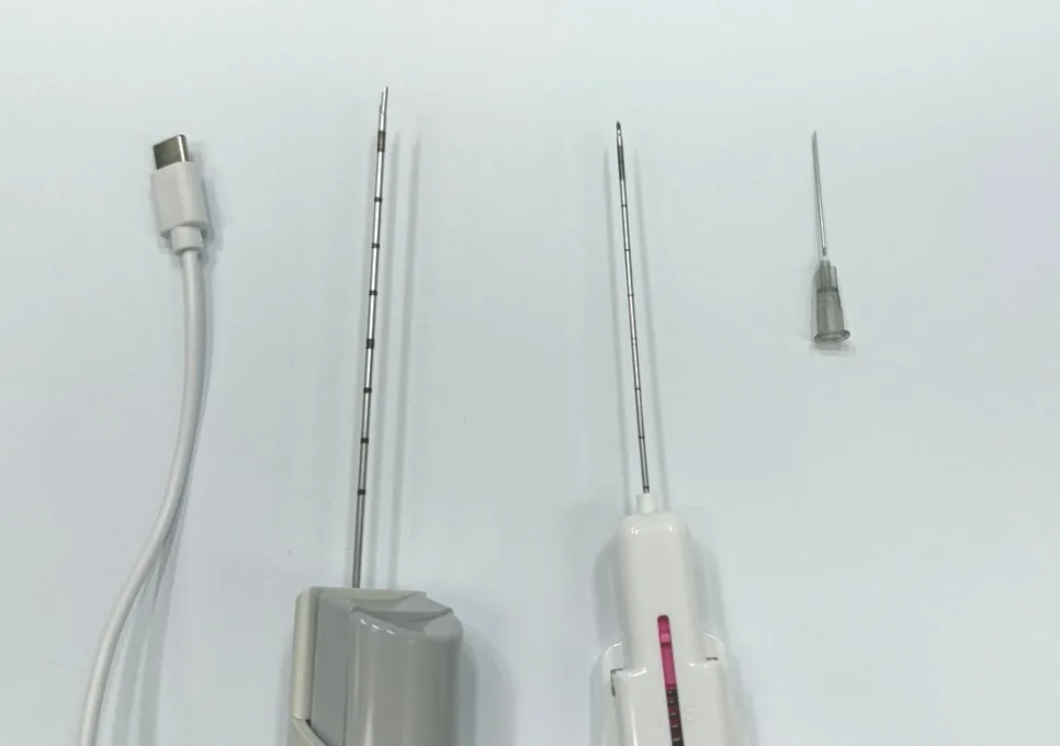 왼쪽부터 USB 선(크기 비교용), 16G·18G 생검 바늘, 22G 세침