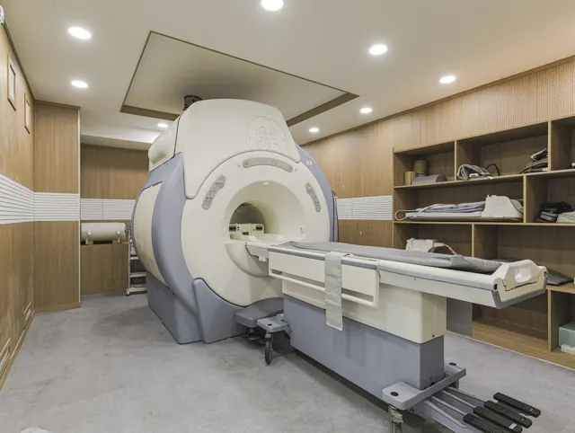 GE Signa HDxt 1.5T MRI 검사실